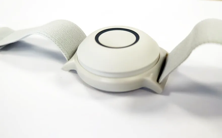 Le médaillon d'alerte Libr'Alerte et son bracelet, posés sur fond blanc